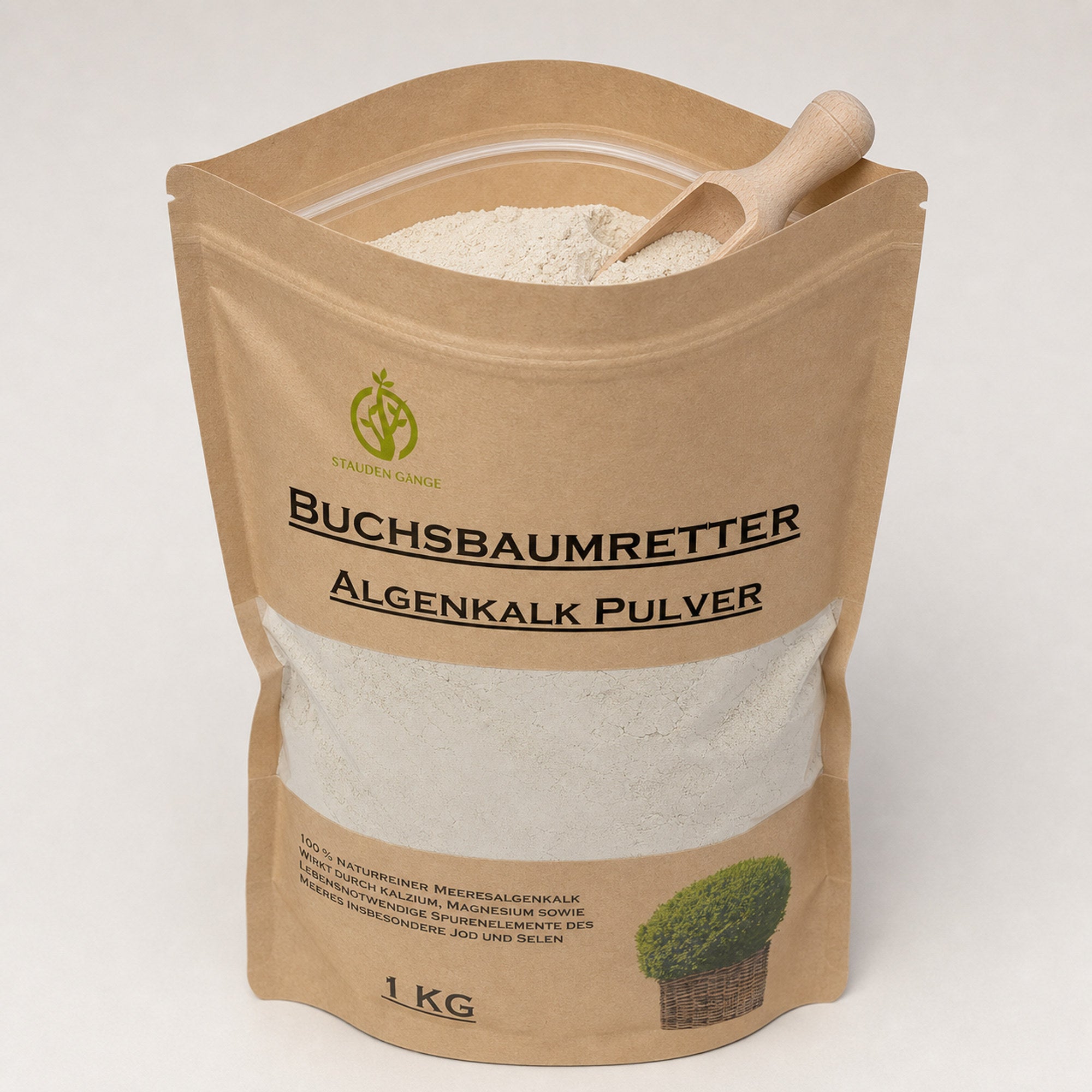 Geöffneter Papierbeutel Algenkalk Pulver 1 kg mit feinem weißem Pulver und Holzschaufel