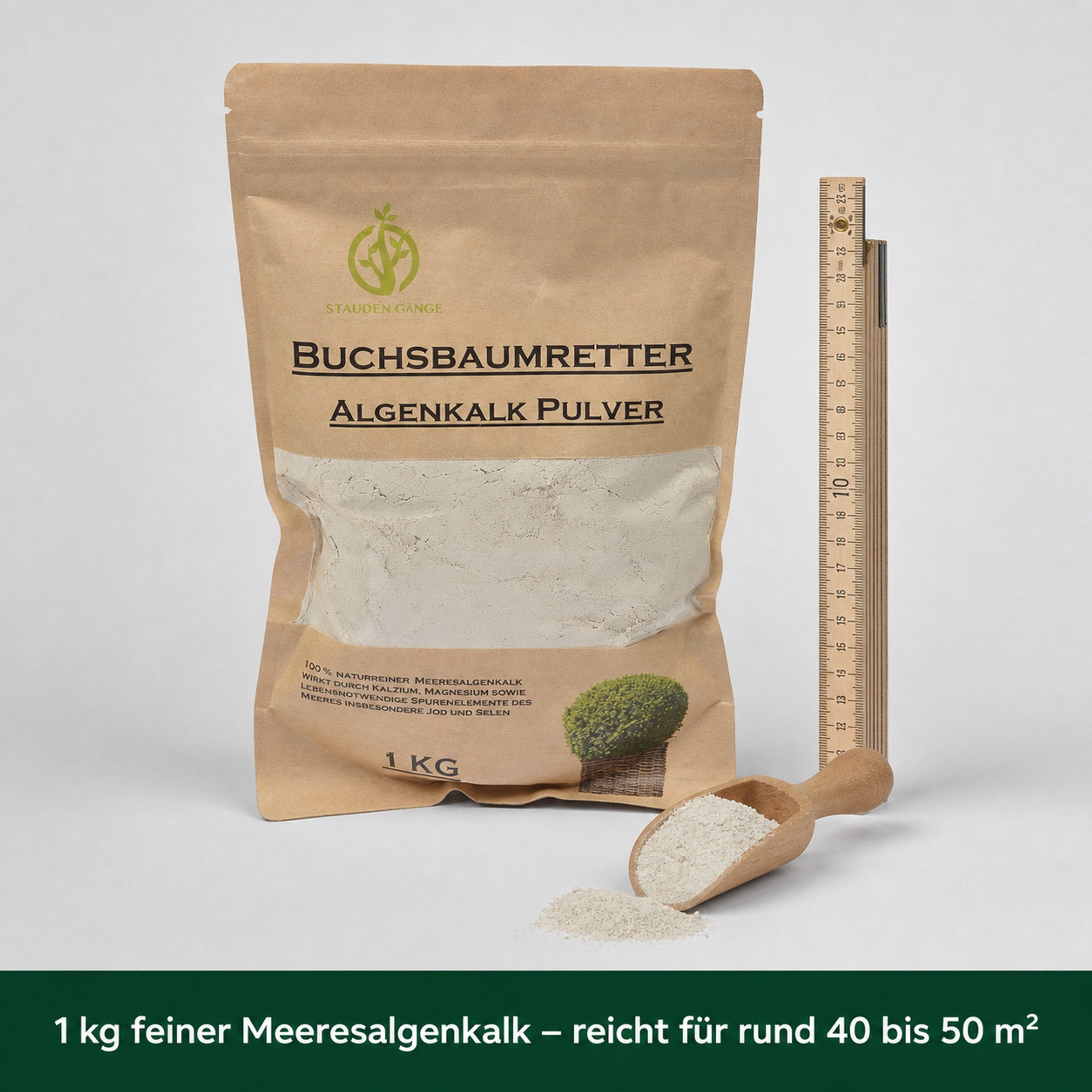 Papierbeutel Algenkalk 1 kg neben Zollstock und Holzschaufel – ein Kilogramm reicht für rund 40 bis 50 m²