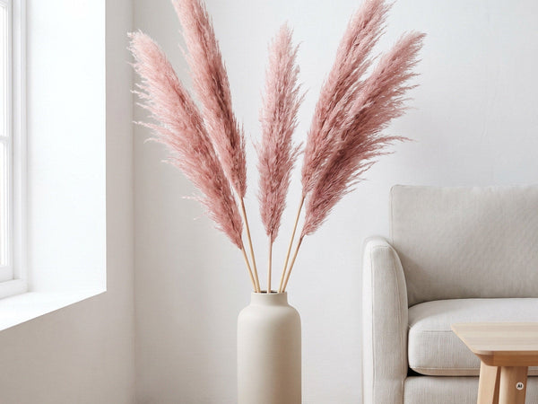 Geschnittene Wedel von Cortaderia selloana 'Rosea' als Trockendeko in einer hellen Bodenvase